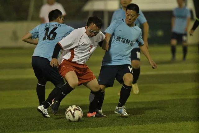 西甲-莱万帽子戏法 巴萨3-0战胜阿拉维斯